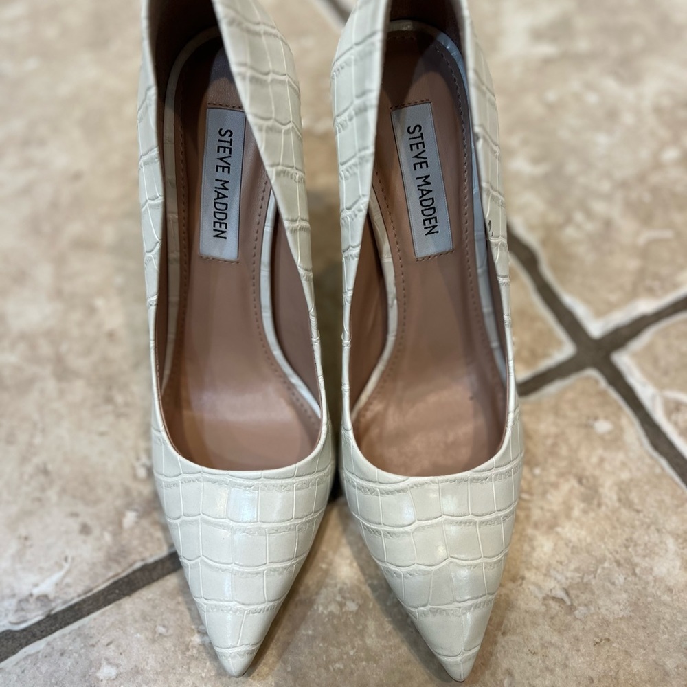 Steve Madden off white snake skin heels size 8
